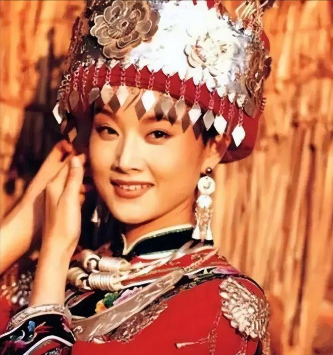 1996年，宋祖英亲手把年仅18岁的小保姆送进了监狱，一判就是12年，而这个保姆