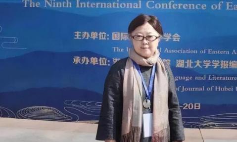 生于普通农家、凭借个人努力步入知识殿堂的梁艳萍，曾一度被誉为爱国女青年。她的父母