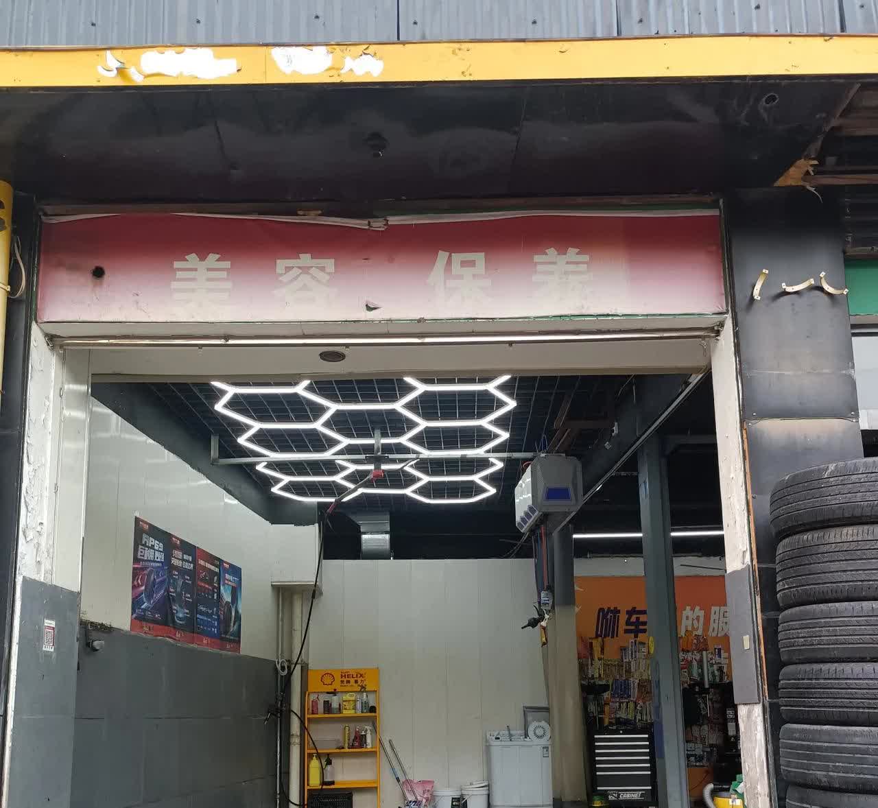 因为明天要回老家一趟
下午提前去给车加满油
加好油后
加油的小姐姐说
加
