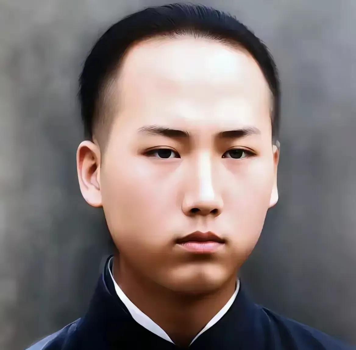 青年时期的毛主席面如冠玉，剑眉凤目，英姿飒爽，气宇轩昂，神采奕奕，斗志昂扬，奋勇