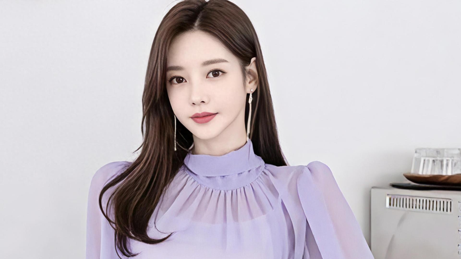 青春盛日魅难藏，自谓独妍意气昂，三十容光添自信，姿容焕彩韵流芳