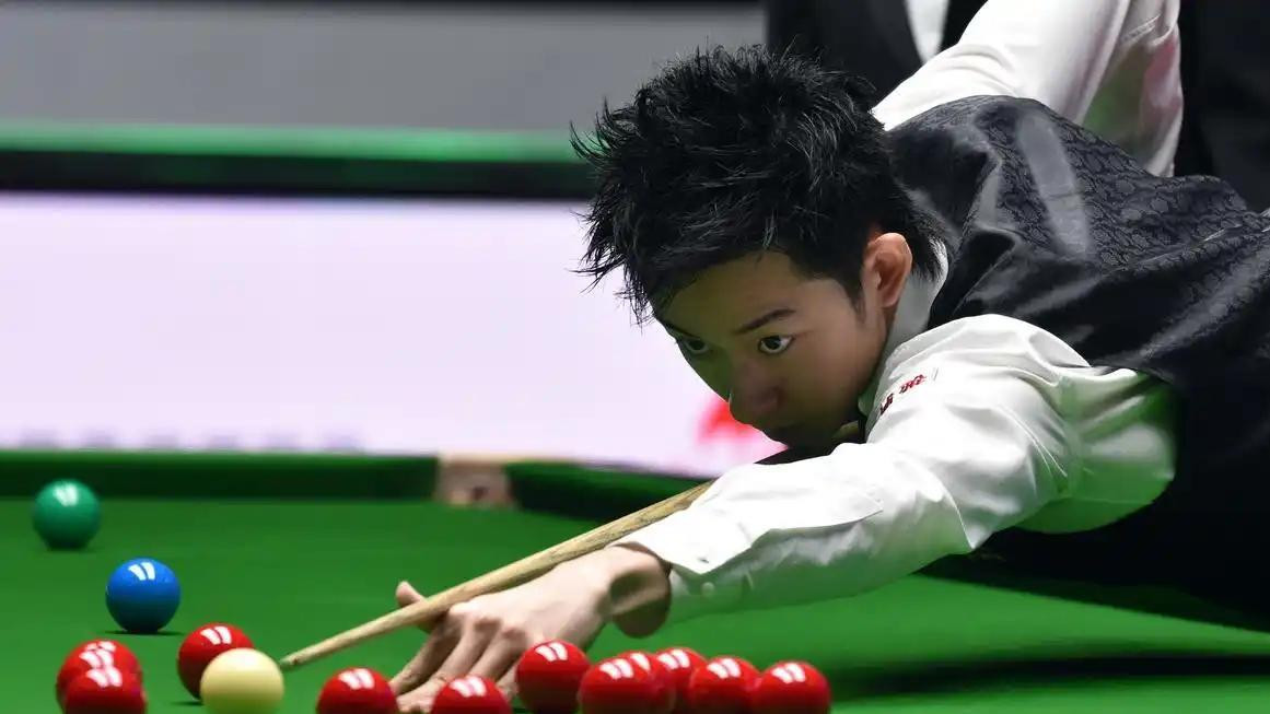 斯诺克世界大奖赛：中国小将吴宜泽被翻盘，年轻选手冲劲碰上老将
