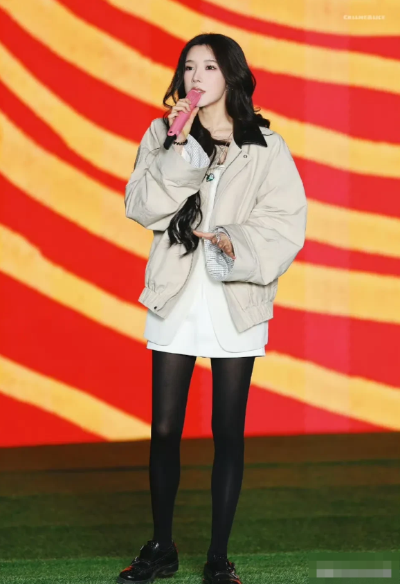 演员戴艳妮，东北朝鲜族姑娘。身高171厘米的她，即使穿上平底鞋，身材依然高挑曼妙