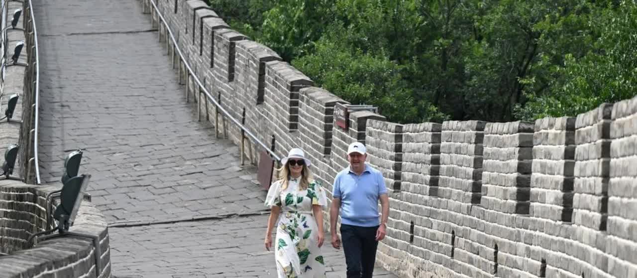 澳大利亚总理阿尔巴尼斯访华第四天，携未婚妻游长城，重温1970年代时任澳洲总理惠