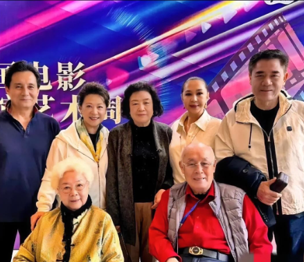 7位老艺术家和老戏骨，如今能认得出3个的，至少也得50、60后了。
坐在前排的是