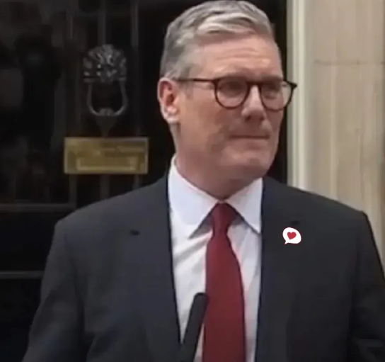 彻底炸裂了
英国首相斯塔默在乌克兰和平峰会上发表讲话，重申了英国对乌克兰的坚定支