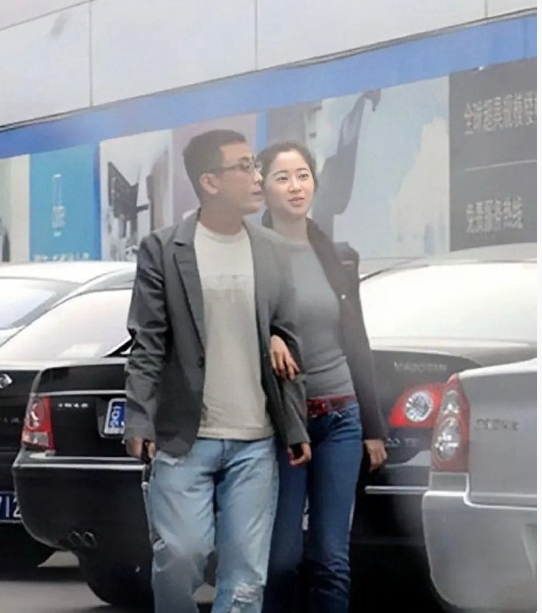 家里的女人有天鹅绒一样的肚子
是男人的福气 ​​​