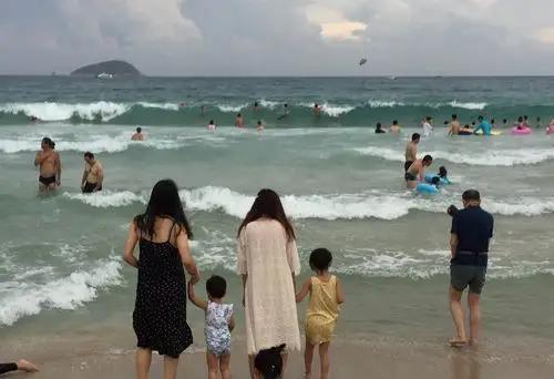从孩子如何度过暑假，就可以简单判断出每个家庭所处的阶层。
一、假期开始，作业先丢