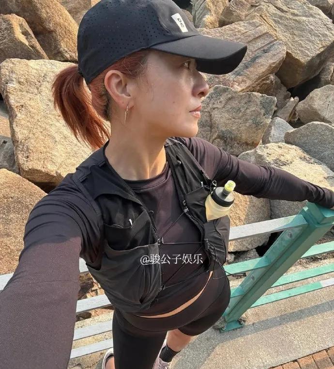 #徐濠萦手术后恢复跑步##陈奕迅妻子手术后恢复跑步# 近日，陈奕迅的太太徐濠萦晒