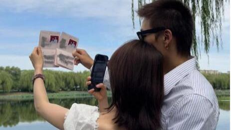 吴谨言产后出院一家三口温馨画面曝光，老公洪尧细心照料宝宝