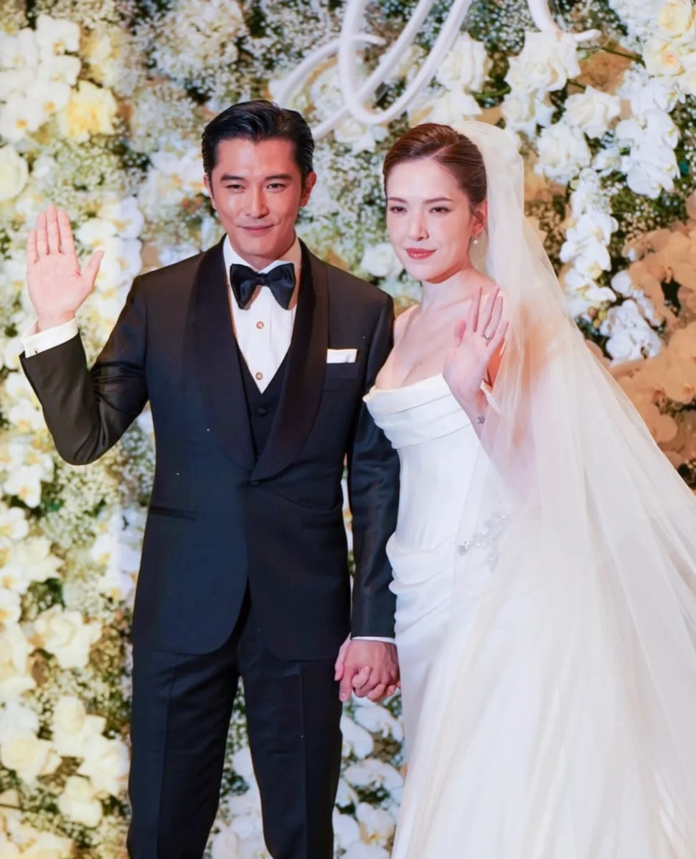 台湾的邱泽和美女许玮宁结婚了。
11月28日 在台北著名的东方文华饭店内花团锦簇