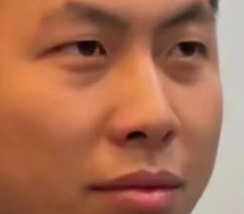 《黄子韬“护腿”太见外！喊咱家人们还藏着掖着，美腿不得共享乐呵？