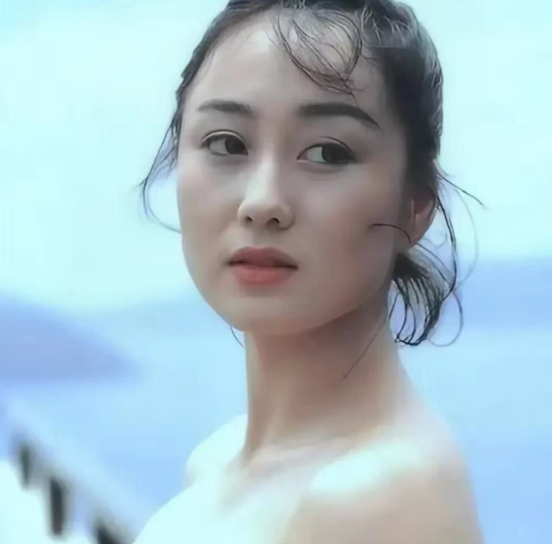 她确实很有女人味，凹凸有致肤若凝脂长相精致，确实是倾国倾城，怪不得赌王66岁了还