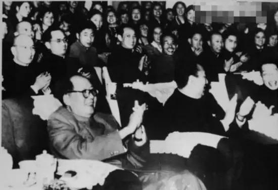 1958年11月28日至12月10日，毛泽东主席在武昌主持中国共产党八届六中全会