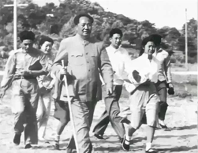 记着乡愁，对故乡的情感不会忘，回家的路很长也很远， 但阻挡不了游子回家的心。