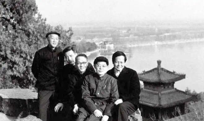 1974 年，邓稼先等人游览北京颐和园时合影。从左至右：黄昆（中国科学院院士，半
