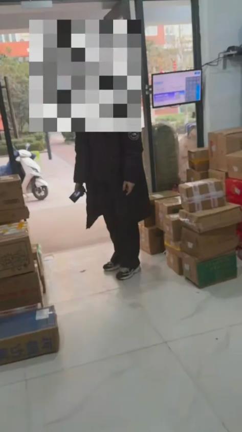 过分了！四川一女子带着6个月大的金毛去拿快递，在她找快递的时候，狗子就在地上挠痒