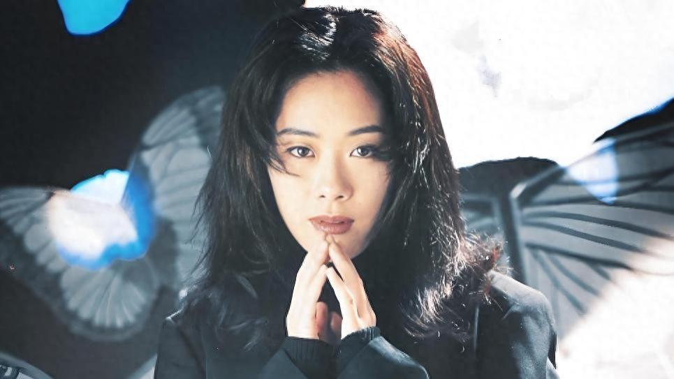 昔日歌后关淑怡街头翻垃圾桶，曾碾压王菲，如今境遇令人唏嘘