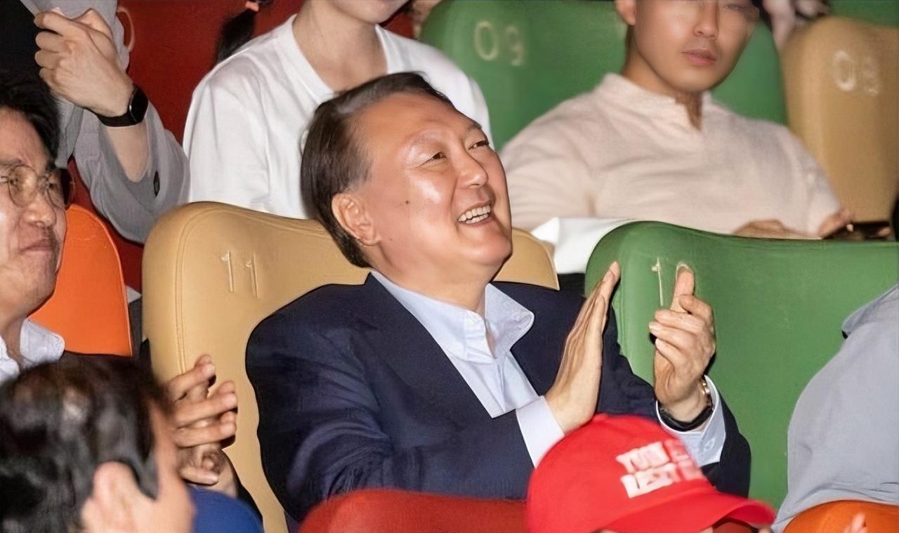 尹锡悦睡不着了
韩国警方已经掌握了尹锡悦加密手机记录，他曾指示警卫处阻止警方执行