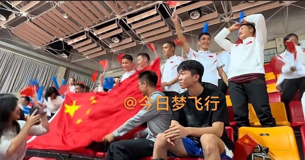 展国旗唱颂歌，新疆青年现场为广东女篮加油！
昨晚，WCBA广东队大胜日本富士通红