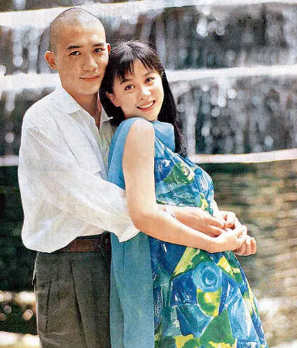 当年，刘嘉玲刚和许晋亨订婚，就和林俊贤传出了绯闻，最终被许晋亨悔婚，面对媒体指责