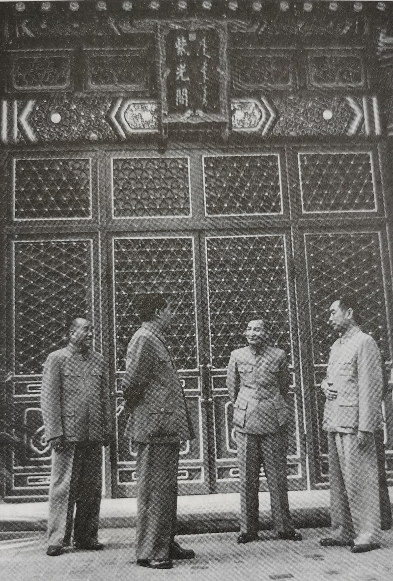 1950年，四位伟人在中南海紫光阁，从左到右，朱老总，毛主席，陈云和周总理。新中