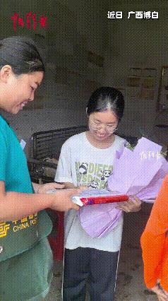 这才是正宗寒门贵子！广西大山里，穿着朴素的李秋菊放下手里的工具，接过快递，绿色邮