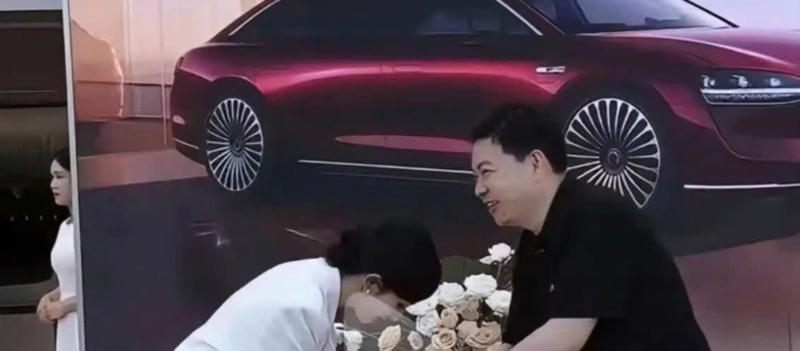 车企老板给车主交车就像敬酒，不是单纯的比谁的酒杯压得低，而是发自内心的尊重，显然