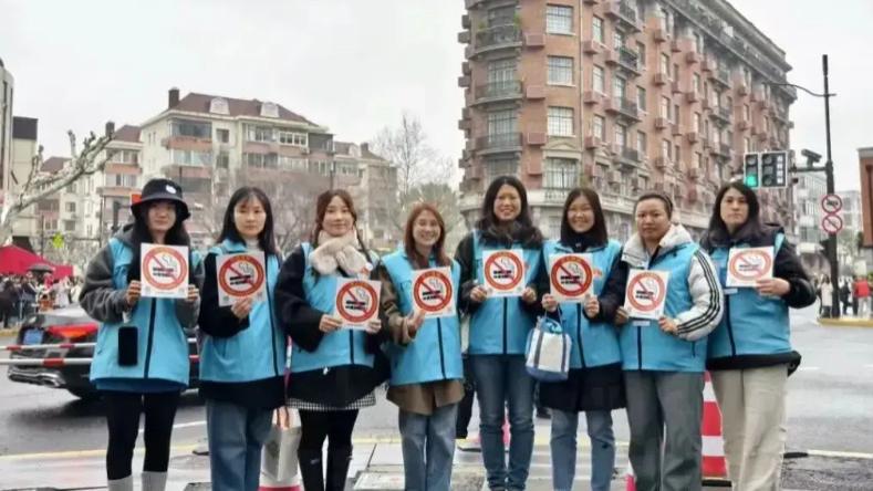 “上海对游烟族出手”冲上热搜，网友：全国推广