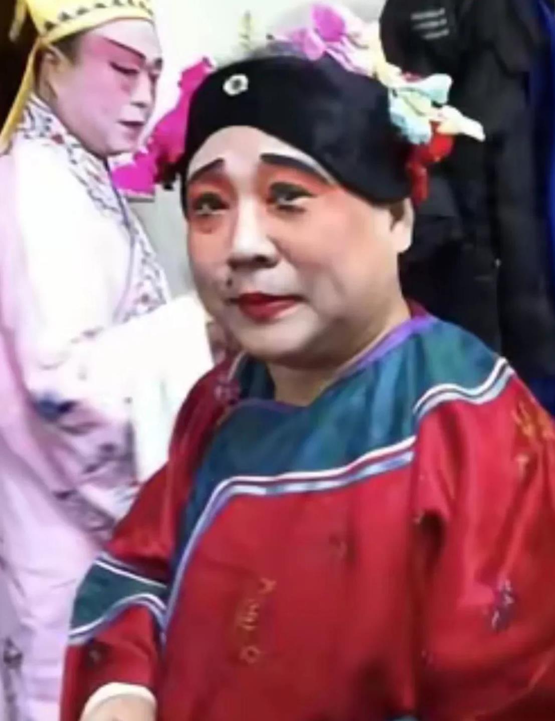 这个媒婆咋这么眼熟！在网络平台上看到一张图片，是一台戏曲节目，里面有个媒婆，化上