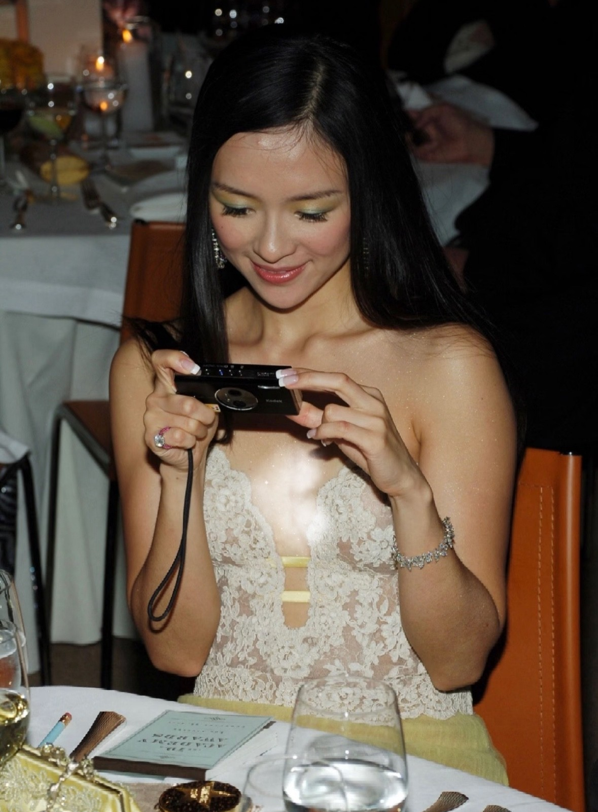 现在没有人会化这种绿野仙踪的妆容了吗？
被章子怡早年这套妆造惊艳到
处处都有细节