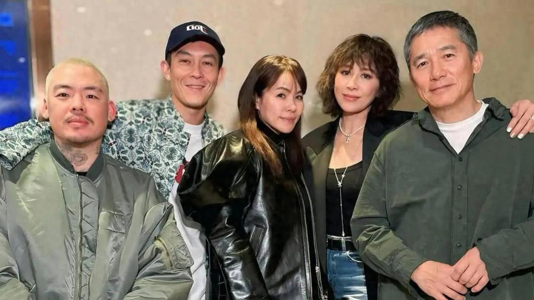 昔日男神如今44岁变暖男爸爸，亲揭与8岁女互动：会讲故事给她听