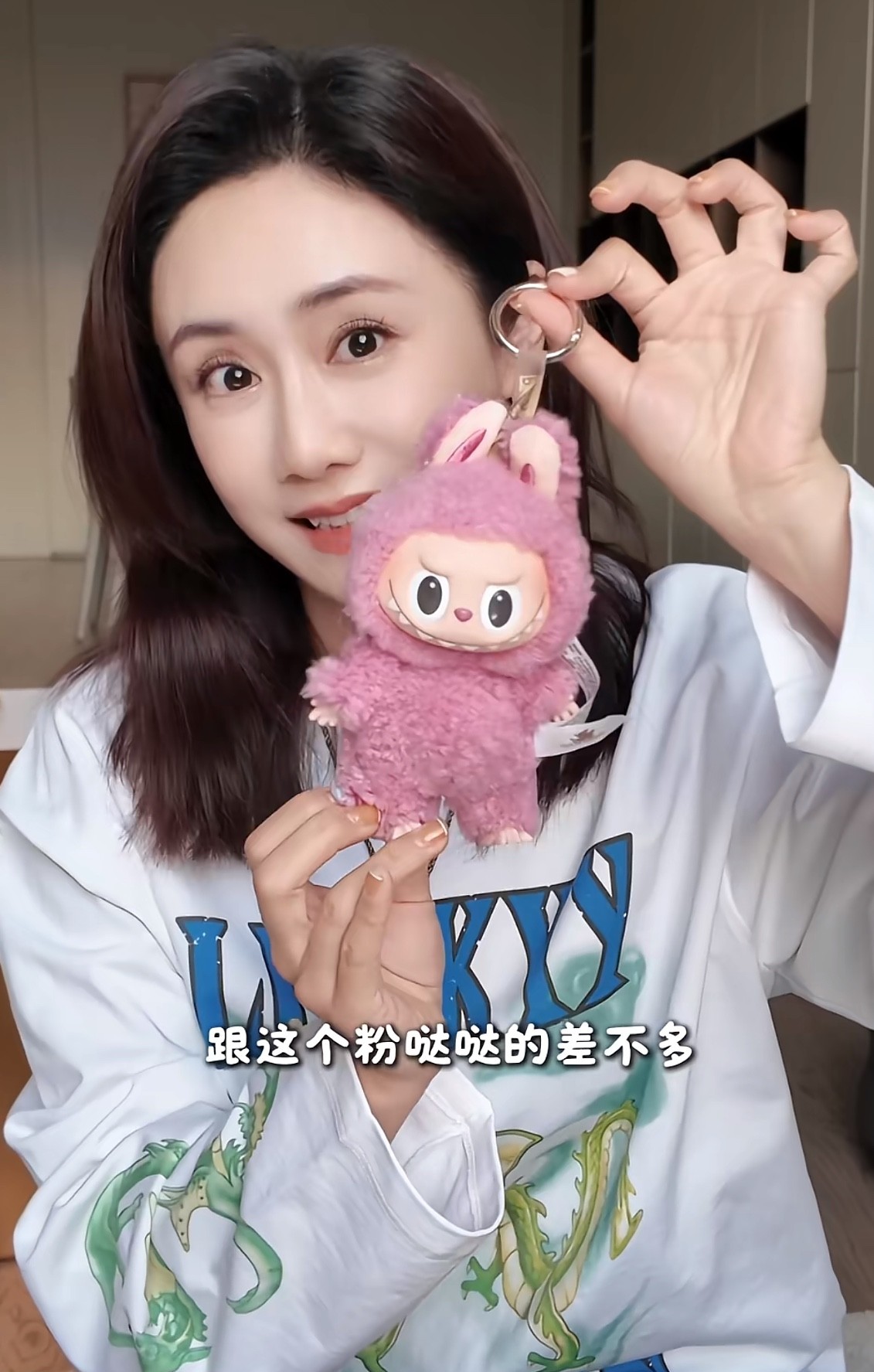 我问我闺女：“最近超火的那个Labubu潮玩娃娃，你能抢到不？”她直接给我整不会
