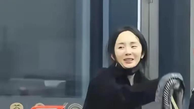 凌晨机场，发顶稀疏瘪嘴凹脸的杨幂，治好了我们的容貌焦虑