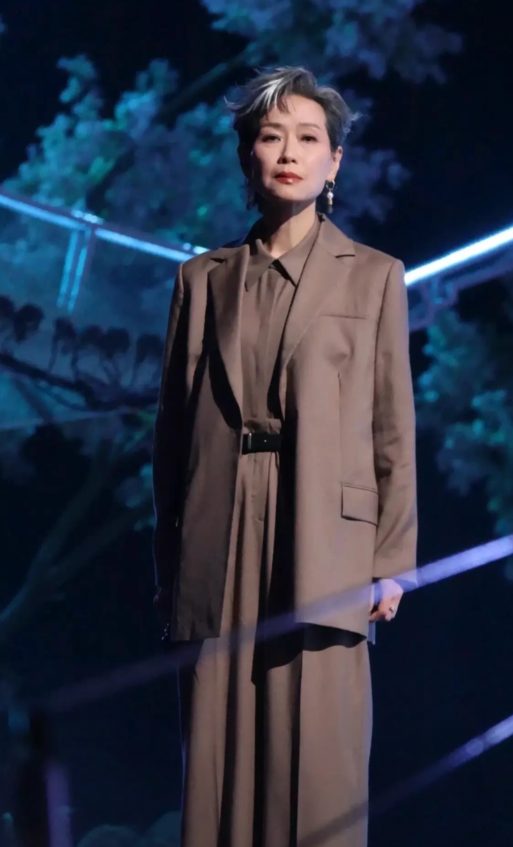 叶童宣布终止新白娘子传奇演唱会巡演。

大家注意，是叶童单方面宣布退出，并不是与