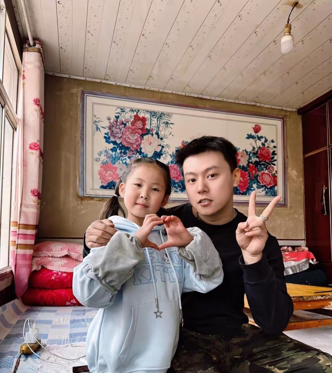 2025年，王晨正与女友结婚，他邀请一个小女孩来参加婚礼，可是钱给转了，酒店也订