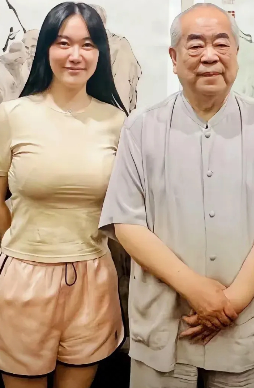 徐萌
毕业于武汉大学
比老公范曾小50岁

翁帆
毕业于汕头大学
比老公杨振宁小