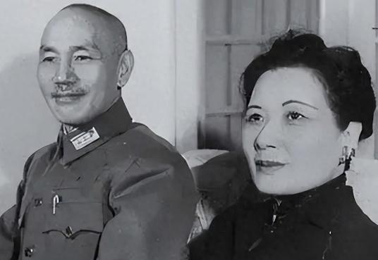 1626年，魏忠贤把李成妃幽禁在长春宫内，要饿死她。15天后，太监打开宫门准备收