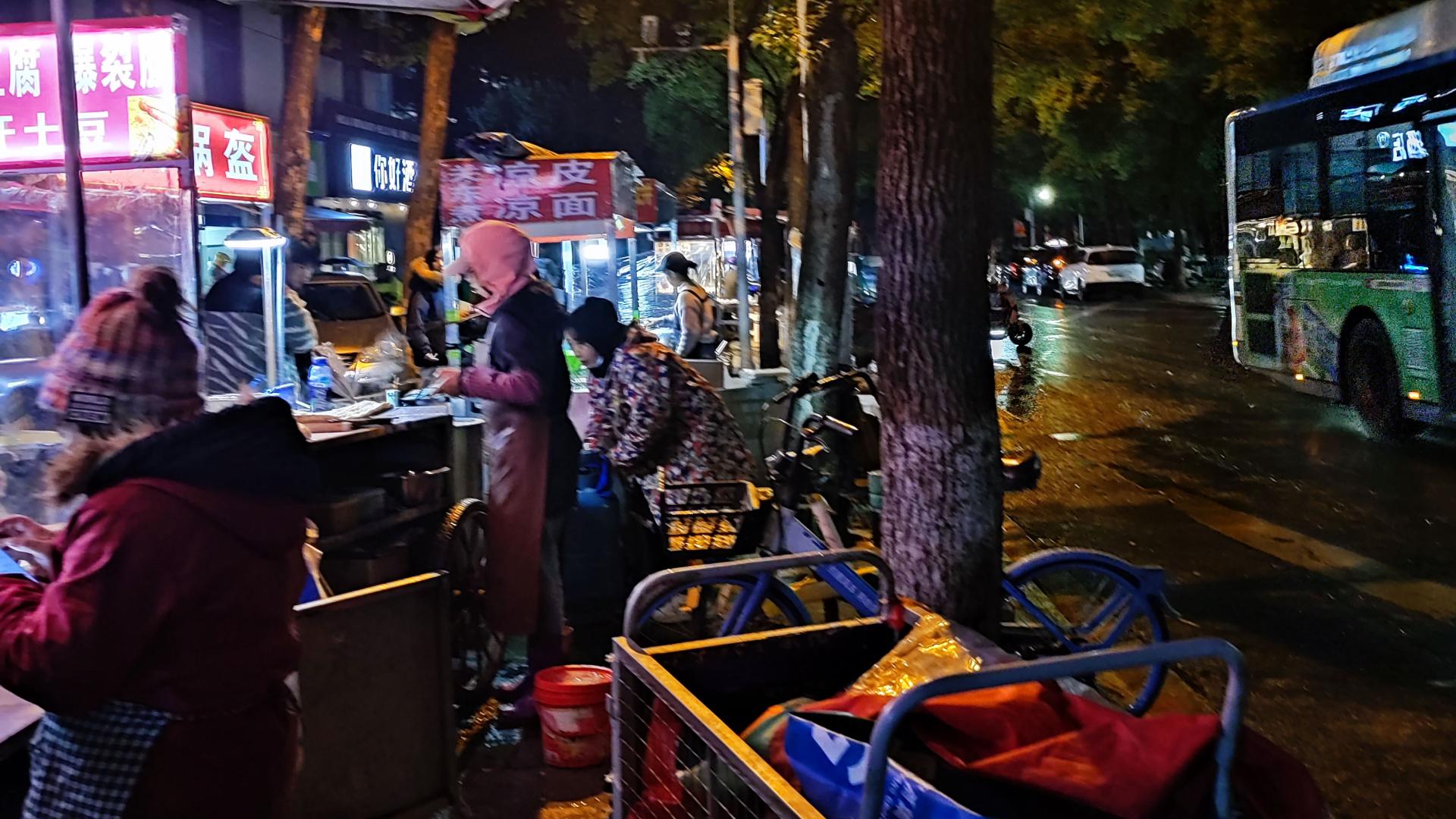 中年失业负债，我带娃在武汉摆地摊之18：摆摊这个细节千万别忽视！