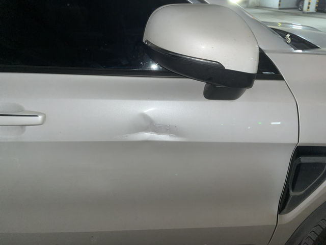 停车车门撞到柱子了， 这需要做钣金吗
去4儿子店修大概要多少米