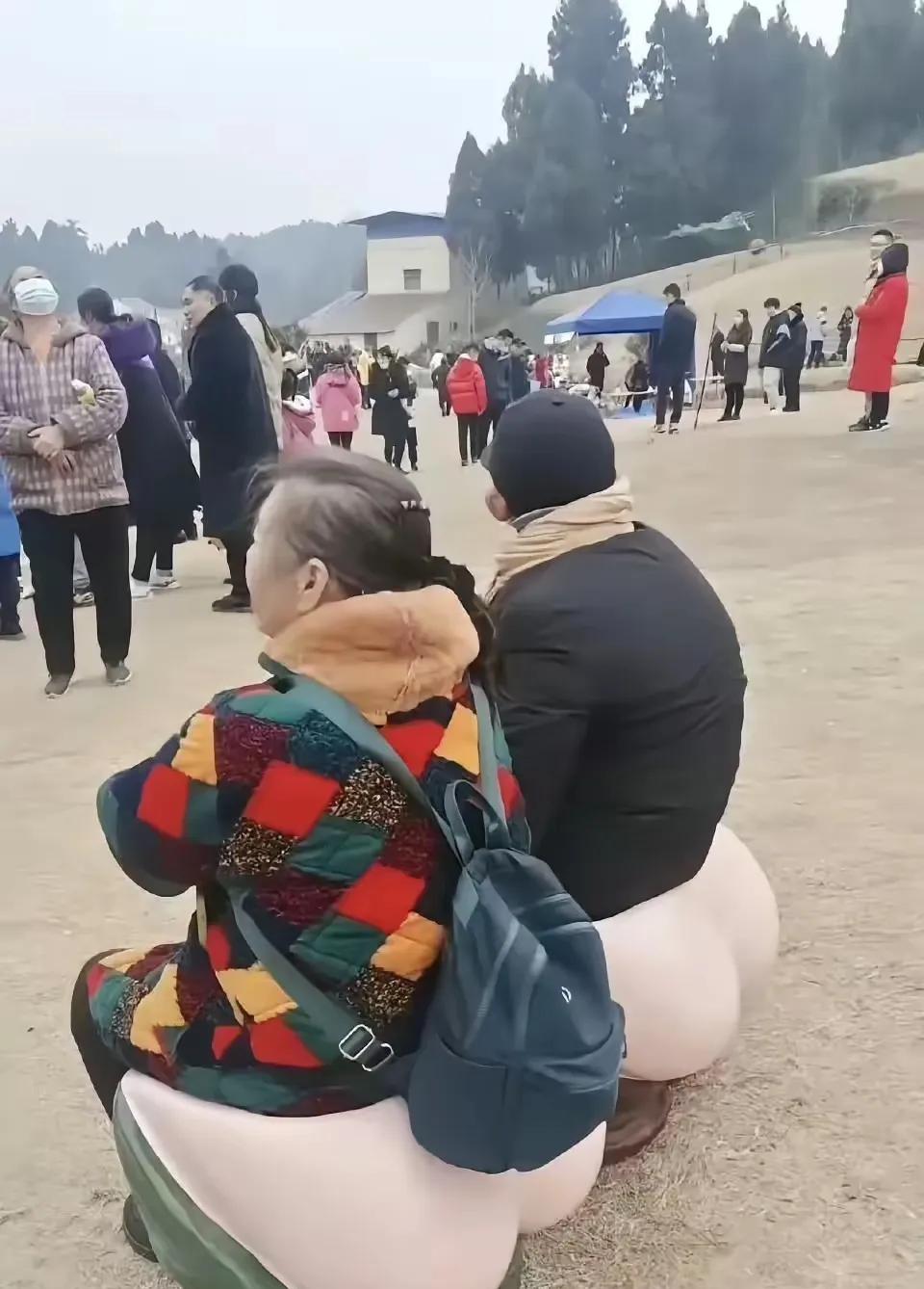 大屁股蛋子都露出来了？
我天！
远远猛的一看还以为真的是有人没穿裤子，
再仔细一