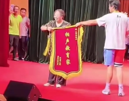 很遗憾，曹云金缺席金粉嘉年华线下联谊会！
7月20日金粉嘉年华联谊会办了，当天下