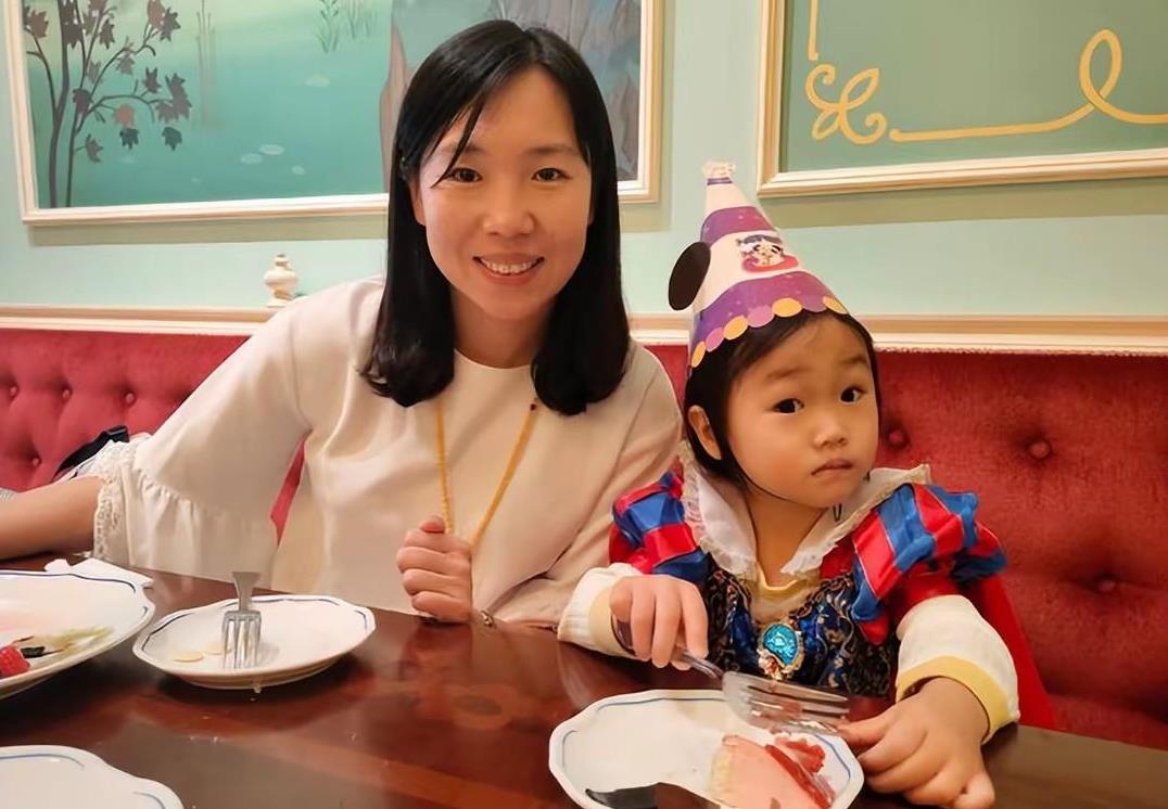 李晓霞全家照曝光！嫁普通人比王楠和张怡宁还要幸福！
一场婚礼让大家知道三个大魔王
