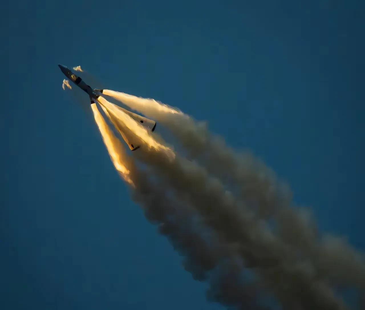 都去关心那打仗的去了，这里的飞行试验圆满成功，倒没溅起多少浪花，不过，这不影响咱