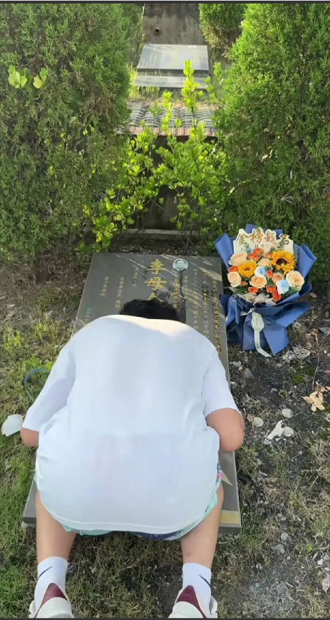 高考结束后，男孩第一时间捧着鲜花，就去了心中一直思念的地方，男孩的一句话，让人听