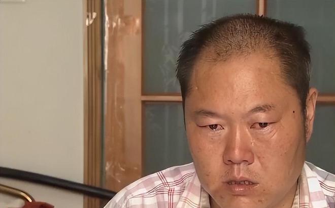 保姆赶走智力残障雇主，带着自己丈夫、儿子霸占房子，导致雇主流浪街头捡垃、圾吃。雇