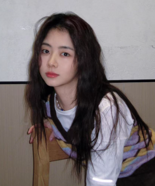 谭松韵私服穿搭真时髦
白色长袖+条纹马甲+阔腿裤，休闲随性又减龄