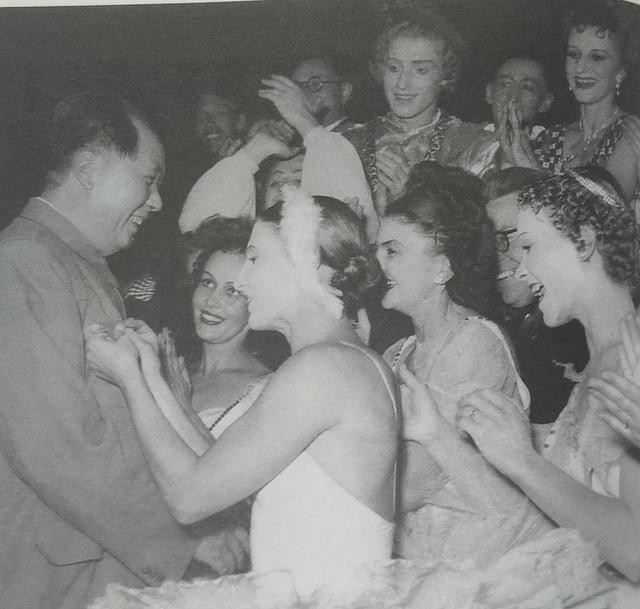 1957年10月29日，毛主席在观看苏联芭蕾舞团表演《天鹅湖》后，接受演员赠送纪