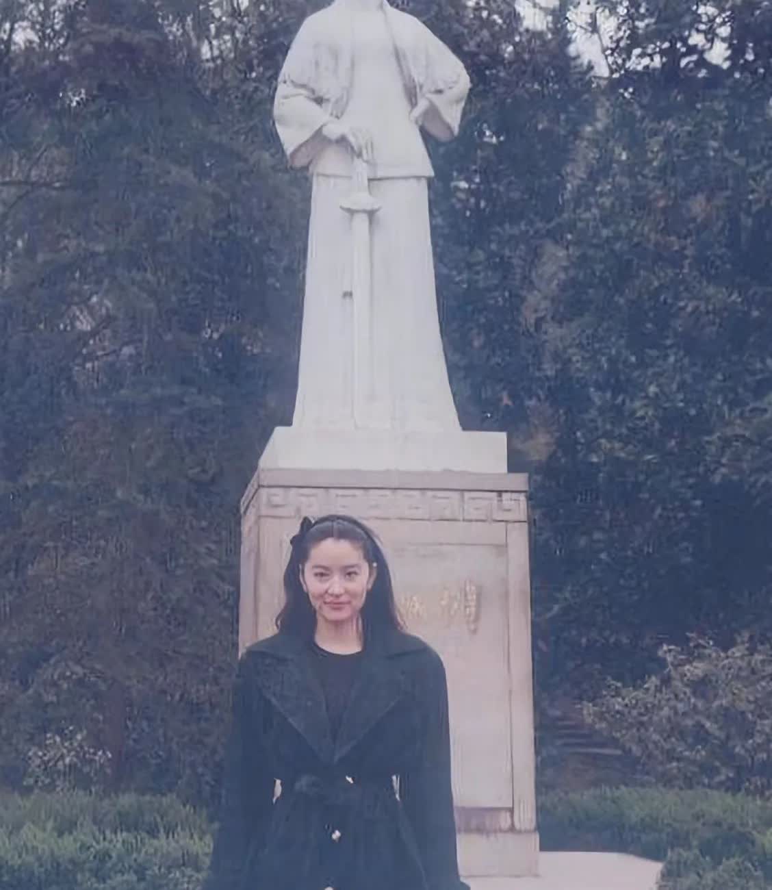 一张林青霞年轻时的珍贵留影，打扮得这么普通，也掩盖不了她的倾世容颜。这么有名的大