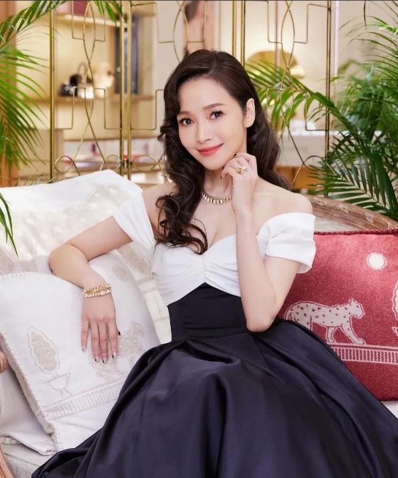 后来发现侯佩岑妈妈真得把她教得很好。不是说那种“情商高，会讨好人”的功夫，而是更